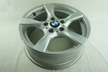 Laden Sie das Bild in den Galerie-Viewer, 1x Alufelge 17 Zoll 6.5" 5x120 47ET Glanz Silber 6795561 BMW 1 E81 E87 Rim Wheel FEL6053801684yx