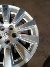 Laden Sie das Bild in den Galerie-Viewer, 1x Alufelge 18 Zoll 7.0" 5x114.3 35ET Glanz Silber Toyota Sienna Rim Wheel FEL6427911013cd