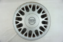 Laden Sie das Bild in den Galerie-Viewer, 1x Alufelge 15 Zoll 6.5&quot; 5x108 9134053 Volvo Rim Wheel