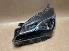 Laden Sie das Bild in den Galerie-Viewer, Frontscheinwerfer Toyota Yaris Links Scheinwerfer Headlight SCH2165661669sc