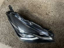 Laden Sie das Bild in den Galerie-Viewer, Frontscheinwerfer Toyota Yaris Rechts Scheinwerfer Headlight SCH7451570388bg