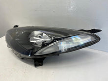 Laden Sie das Bild in den Galerie-Viewer, Frontscheinwerfer Mazda II Links Scheinwerfer Headlight