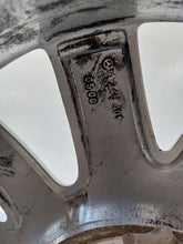 Laden Sie das Bild in den Galerie-Viewer, 1x Alufelge 16 Zoll 6.5" 5x112 49ET Glanz Silber A2464010500 Mercedes-Benz FEL7871173578mf