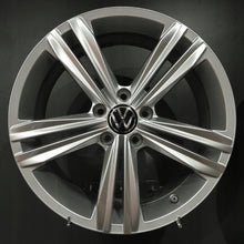 Laden Sie das Bild in den Galerie-Viewer, 1x Alufelge 18 Zoll 7.0" 5x112 43ET Glanz Silber 5NA601025N VW Rim Wheel FEL5283623553mj