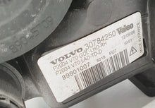 Laden Sie das Bild in den Galerie-Viewer, Frontscheinwerfer Volvo V70 30784250 89901007 Rechts Scheinwerfer Headlight
