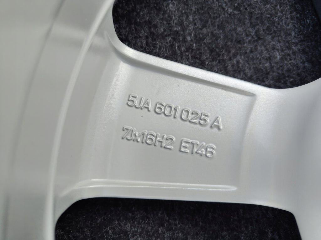 1x Alufelge 16 Zoll 7.0" 5x100 46ET Glanz Silber 5JA601025A Skoda Rapid FEL9677797725eg