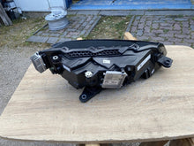 Laden Sie das Bild in den Galerie-Viewer, Frontscheinwerfer Skoda Superb III 3V1941015E LED Ein Stück (Rechts oder Links)