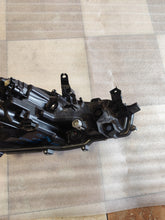 Laden Sie das Bild in den Galerie-Viewer, Frontscheinwerfer Toyota Corolla 8115002T31 LED Ein Stück (Rechts oder Links)