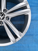 Load image into Gallery viewer, 1x Alufelge 18 Zoll 7.0&quot; 5x112 43ET Glanz Graphit 5NA601025N Mg Tiguan Rim Wheel