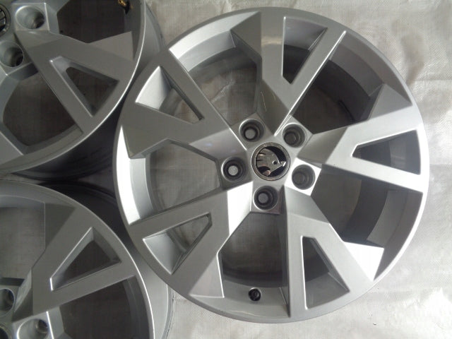 4x Alufelge 17 Zoll 7.0" 5x112 45ET Glanz Silber 5E0601025 Skoda Octavia III I FEL6379839727no