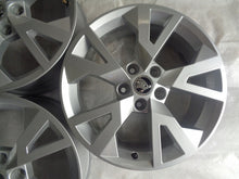 Laden Sie das Bild in den Galerie-Viewer, 4x Alufelge 17 Zoll 7.0" 5x112 45ET Glanz Silber 5E0601025 Skoda Octavia III I FEL6379839727no