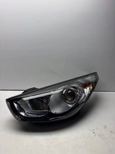 Laden Sie das Bild in den Galerie-Viewer, Frontscheinwerfer Hyundai Ix35 7103002 FALSE Scheinwerfer Headlight SCH9377368817rl