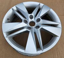 Laden Sie das Bild in den Galerie-Viewer, 1x Alufelge 17 Zoll 6.5" 5x112 41ET Glanz Schwarz 3V0601025BH Skoda Superb I FEL1636876533zl