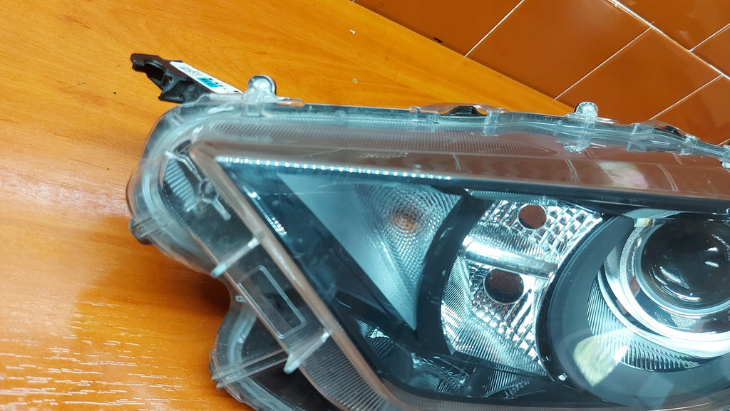 Frontscheinwerfer Toyota Yaris LED Ein Stück (Rechts oder Links) Headlight