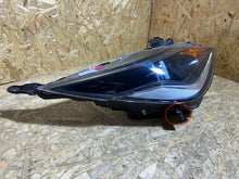 Laden Sie das Bild in den Galerie-Viewer, Frontscheinwerfer Toyota Aygo 811300H131 Rechts Scheinwerfer Headlight SCH2811115344op