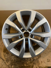 Load image into Gallery viewer, 1x Alufelge 17 Zoll 6.5&quot; 5x112 5C0601025F VW Beetle Rim Wheel