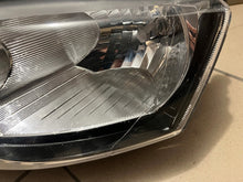 Laden Sie das Bild in den Galerie-Viewer, Frontscheinwerfer Skoda Rapid 5JB941015B Links Scheinwerfer Headlight SCH8213290038gl