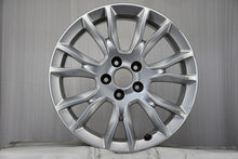 Laden Sie das Bild in den Galerie-Viewer, 1x Alufelge 17 Zoll 7.0" 5x110 39ET Glanz Silber 13276735 Opel Astra H Zafira FEL4878502374jv
