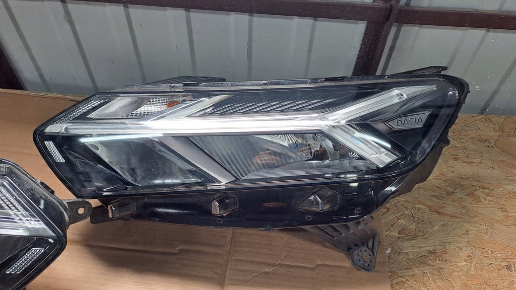 Frontscheinwerfer Dacia Sandero III 260106343R Ein Stück (Rechts oder Links)