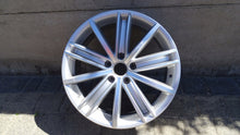 Laden Sie das Bild in den Galerie-Viewer, 1x Alufelge 18 Zoll 7.0" 5x112 43ET Glanz Silber 5N0601025AF VW Tiguan Rim Wheel FEL8227958363rn