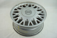 Laden Sie das Bild in den Galerie-Viewer, 1x Alufelge 15 Zoll 6.5&quot; 5x108 9134053 Volvo Rim Wheel