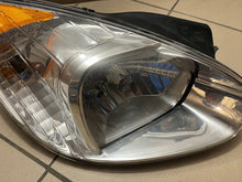 Laden Sie das Bild in den Galerie-Viewer, Frontscheinwerfer Hyundai Accent 92102-1E000 Rechts Scheinwerfer Headlight