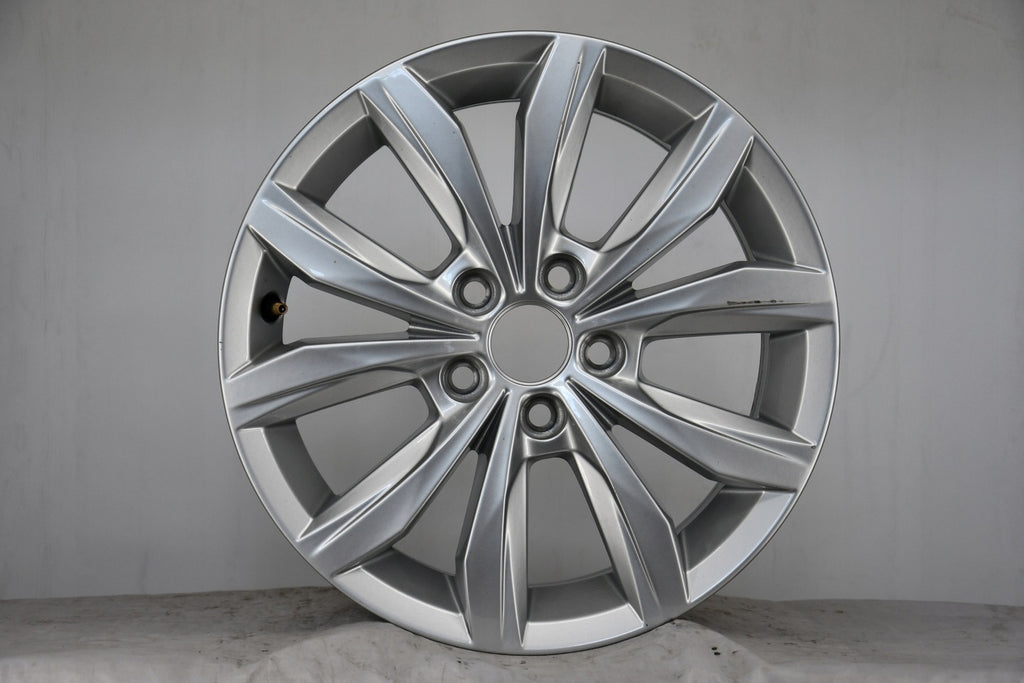 1x Alufelge 15 Zoll 5.5" 5x100 40ET Glanz Silber 2G0601025 VW Polo Rim Wheel