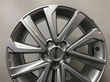 Laden Sie das Bild in den Galerie-Viewer, 1x Alufelge 17 Zoll 6.5&quot; 5x114.3 30ET Glanz Silber 8880-3 Toyota X Rim Wheel