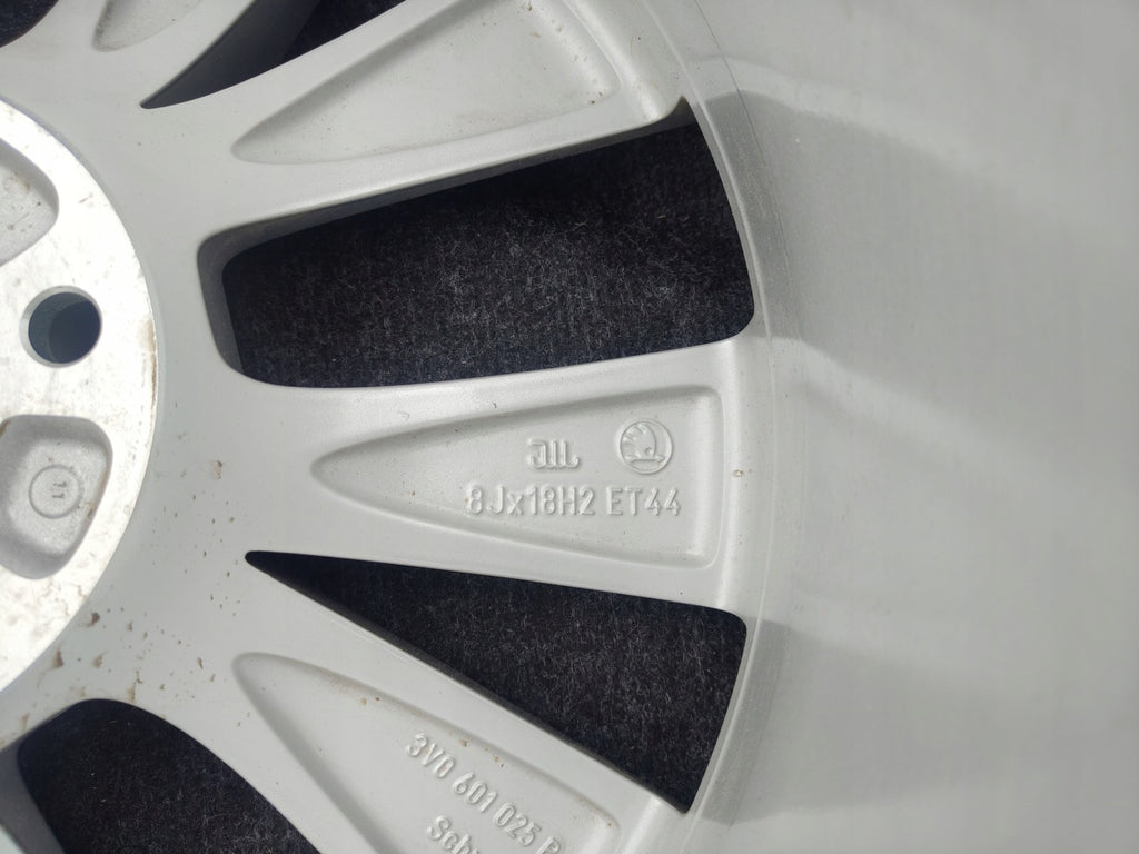 1x Alufelge 18 Zoll 8.0" 5x112 44ET 3V0601025R Skoda Superb Iii Rim Wheel