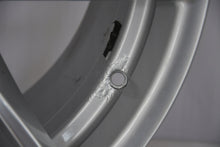 Laden Sie das Bild in den Galerie-Viewer, 1x Alufelge 18 Zoll 9.0" 5x120 29ET Glanz Silber 2284906 BMW Rim Wheel FEL9493161373ge