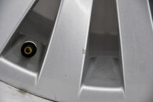 Laden Sie das Bild in den Galerie-Viewer, 1x Alufelge 18 Zoll 8.0" 5x120 30ET Glanz Silber 6775777 BMW 1 Rim Wheel FEL5682138207id