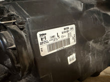 Laden Sie das Bild in den Galerie-Viewer, Frontscheinwerfer Seat Ibiza I 90012535 Links Scheinwerfer Headlight SCH2394385785tl