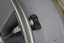 Load image into Gallery viewer, 1x Alufelge 17 Zoll 7.0" 5x114.3 50ET Glanz Silber 52910-K4000 Hyundai Kona FEL1038803396yx