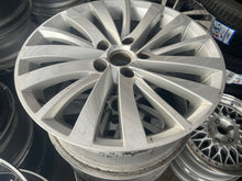 Load image into Gallery viewer, 1x Alufelge 17 Zoll 7.5&quot; 5x112 42ET Glanz Silber 3R0601025E Seat Exeo Rim Wheel