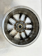 Laden Sie das Bild in den Galerie-Viewer, 1x Alufelge 17 Zoll 7.0&quot; 5x120 50ET Glanz Silber 9804371 Mini Countryman