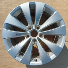 Laden Sie das Bild in den Galerie-Viewer, 1x Alufelge 17 Zoll 8.0&quot; 5x112 41ET Glanz Silber 3C8601025 VW Passat Cc