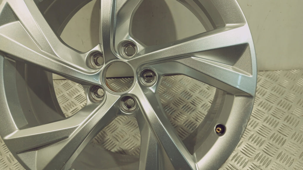 1x Alufelge 18 Zoll 8.0" 5x112 40ET Glanz Silber 8W0601025EJ Audi A4 B9 FEL8732081167op
