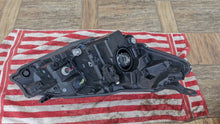 Laden Sie das Bild in den Galerie-Viewer, Frontscheinwerfer Toyota Yaris 677 163 85122000 Links Scheinwerfer Headlight SCH3448386180dk