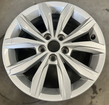 Laden Sie das Bild in den Galerie-Viewer, 1x Alufelge 15 Zoll 5.5" 5x100 40ET Matt Silber 2G0601025 VW Rim Wheel FEL4526876067vx