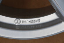 Laden Sie das Bild in den Galerie-Viewer, 1x Alufelge 17 Zoll 7.5&quot; 5x112 52ET KBA53527 Rim Wheel