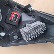 Load image into Gallery viewer, Frontscheinwerfer Iveco Daily IV 05802711800 05802711799 Ein Satz Headlight SCH7417390336vh