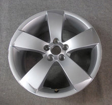 Laden Sie das Bild in den Galerie-Viewer, 1x Alufelge 17 Zoll 7.0&quot; 5x100 41ET Glanz Silber 5J7601025B Skoda Fabia Ii