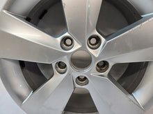 Laden Sie das Bild in den Galerie-Viewer, 1x Alufelge 16 Zoll 6.0" 5x112 48ET Glanz Silber 5E0601025BL Skoda Octavia Iii FEL2453490490th