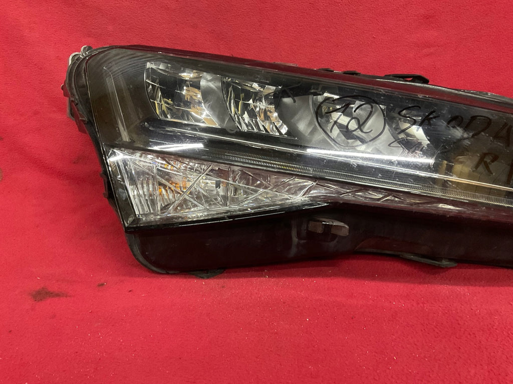 Frontscheinwerfer Skoda Superb III 3V1941016C Full LED Rechts Headlight