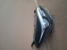 Laden Sie das Bild in den Galerie-Viewer, Frontscheinwerfer Toyota Yaris LED Rechts Scheinwerfer Headlight SCH6900536490dv