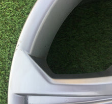 Laden Sie das Bild in den Galerie-Viewer, 1x Alufelge 17 Zoll 8.0" 5x112 57ET Glanz Silber A2044010104 Mercedes-Benz W204 FEL9577974306xn