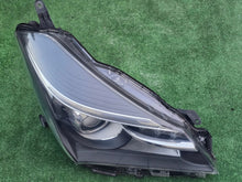 Laden Sie das Bild in den Galerie-Viewer, Frontscheinwerfer Toyota Yaris Rechts Scheinwerfer Headlight SCH5691406975xv