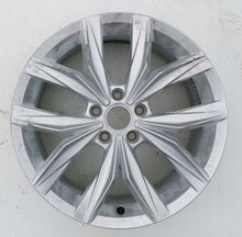 Laden Sie das Bild in den Galerie-Viewer, 1x Alufelge 18 Zoll 7.0" 5x112 43ET Glanz Silber 5NN601025 VW Tiguan Rim Wheel FEL4430655353jm