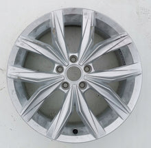 Laden Sie das Bild in den Galerie-Viewer, 1x Alufelge 18 Zoll 7.0" 5x112 43ET Glanz Silber 5NN601025 VW Tiguan Rim Wheel FEL4430655353jm
