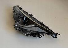 Load image into Gallery viewer, Frontscheinwerfer Toyota Corolla 81150-02S70 LED Ein Stück (Rechts oder Links)